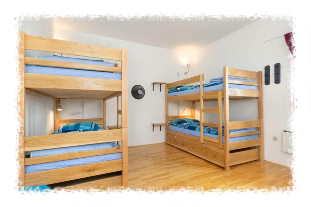 Hostel Oktarin Kastela Bilik gambar