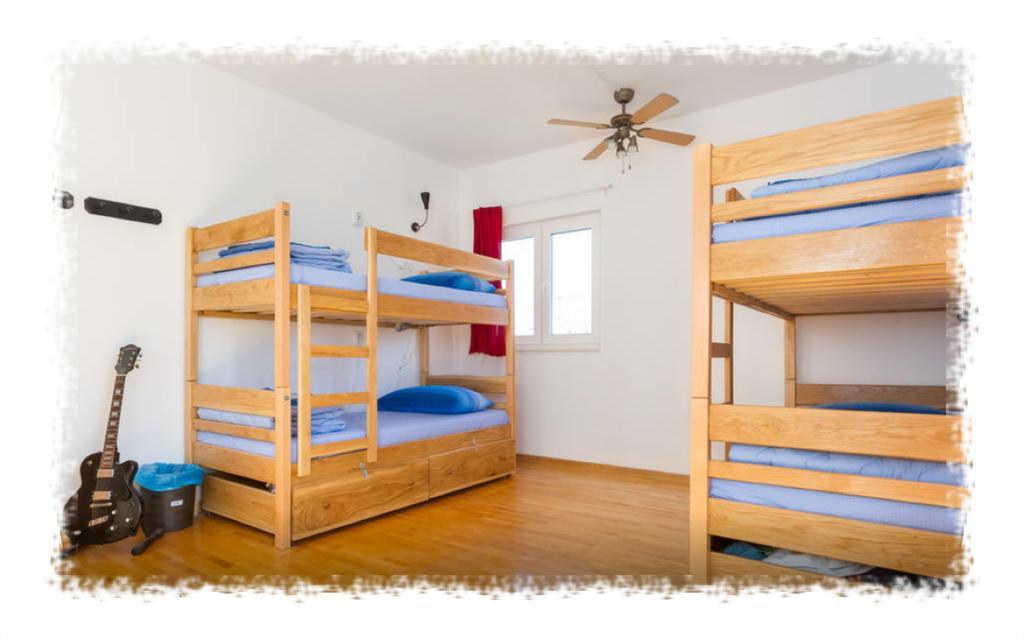 Hostel Oktarin Kastela Bilik gambar