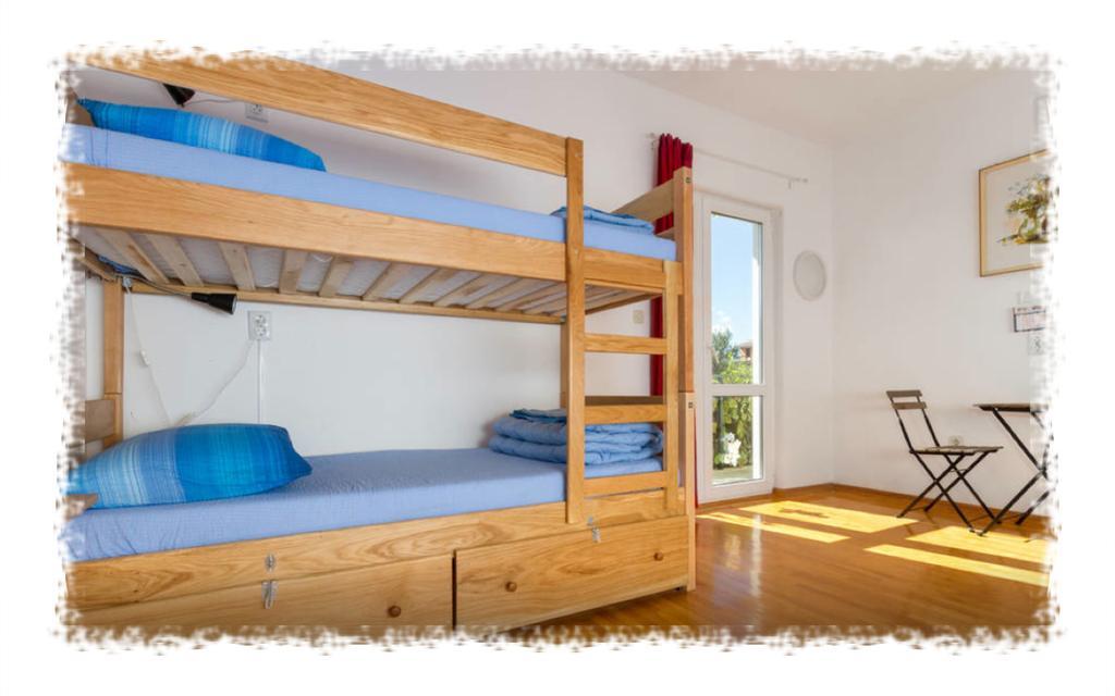 Hostel Oktarin Kastela Bilik gambar