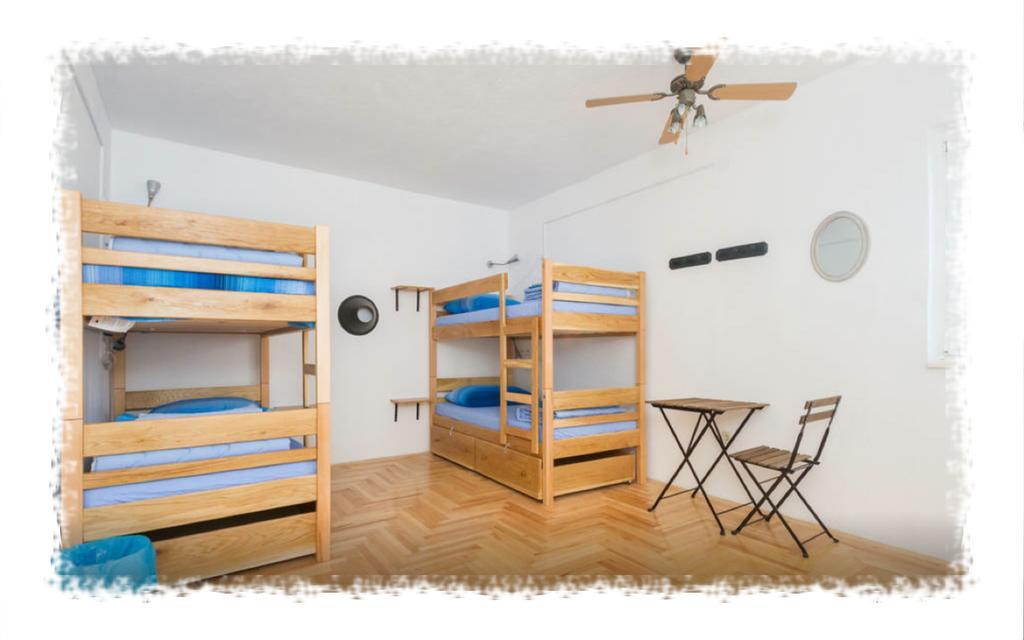 Hostel Oktarin Kastela Bilik gambar